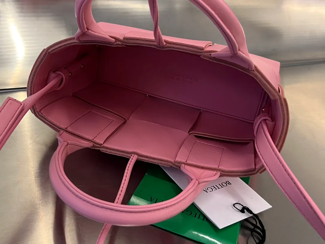 #BV 2023 new Candy Arco🎈729029 This time it not only holds the cute🍬 but also puts down the mobile phone. It is particularly mini and pocket-friendly. I really can’t resist it [Love]. The body of the bag is made of sheepskin. It is wear-resistant and durable. There is a detachable inner bag inside. It has a small and cute design style that can be worn cross-body or hand-held. It can be used for daily commuting and leisure. The capacity is definitely enough for all daily items. The size is suitable for everyone. You really can’t miss such a cute bag [Celebration] Size: 20x13x7 P1800